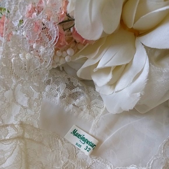 GORGEOUS, UNWORN VINTAGE BRIDAL "MUNSINGWEAR" LACE SLIP! SZ 32. - Picture 4 of 16